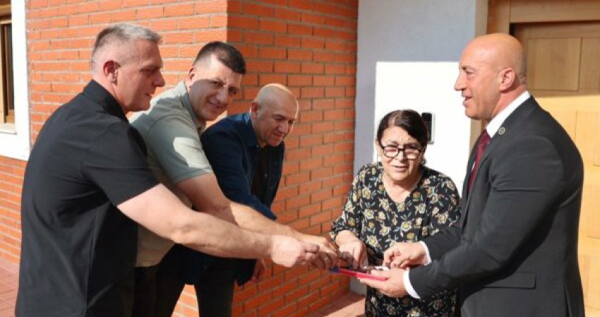 Haradinaj e vazhdon traditën e ëmbëlsirave: Me nanën Rukë e nisëm ditën me urim për Policinë e Kosovës