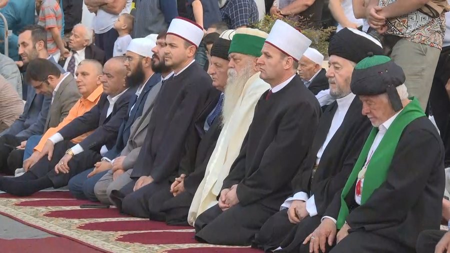 Sot Kurban Bajrami! Besimtarët falen në bulevard, luten për myslimanët në Gaza