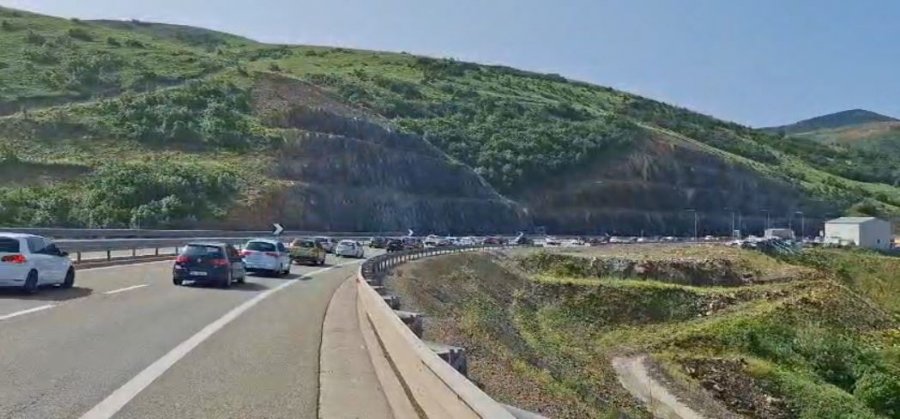 Trafik në Rrugën e Kombit, shqiptarët e Kosovës drejt bregdetit të Shqipërisë