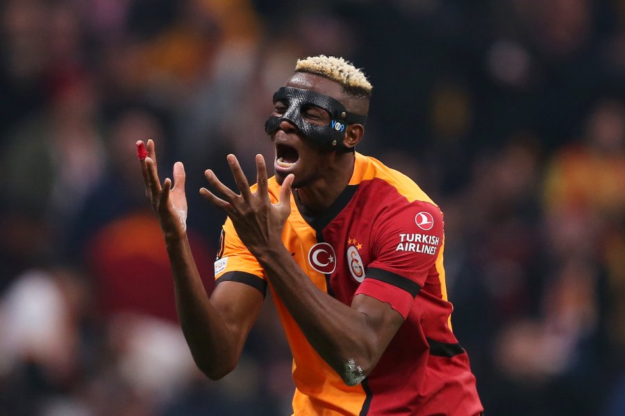 Osimhen mes Napolit dhe dy ofertave, Liverpooli hyn fuqishëm në garë, Galatasaray ngurron