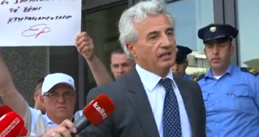 Koci proteston sërish para Kuvendit: Të mërkurën bëhet hera e 30, s’di pse po ju jepni hapësirë me fol deputetëve