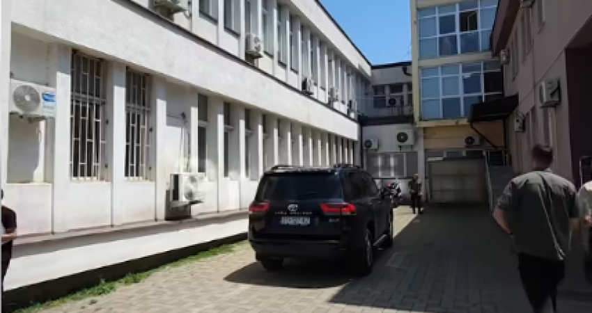 Vizita e papritur, Kurti zbarkon në zyrën e Bedri Hamzës në Mitrovicë
