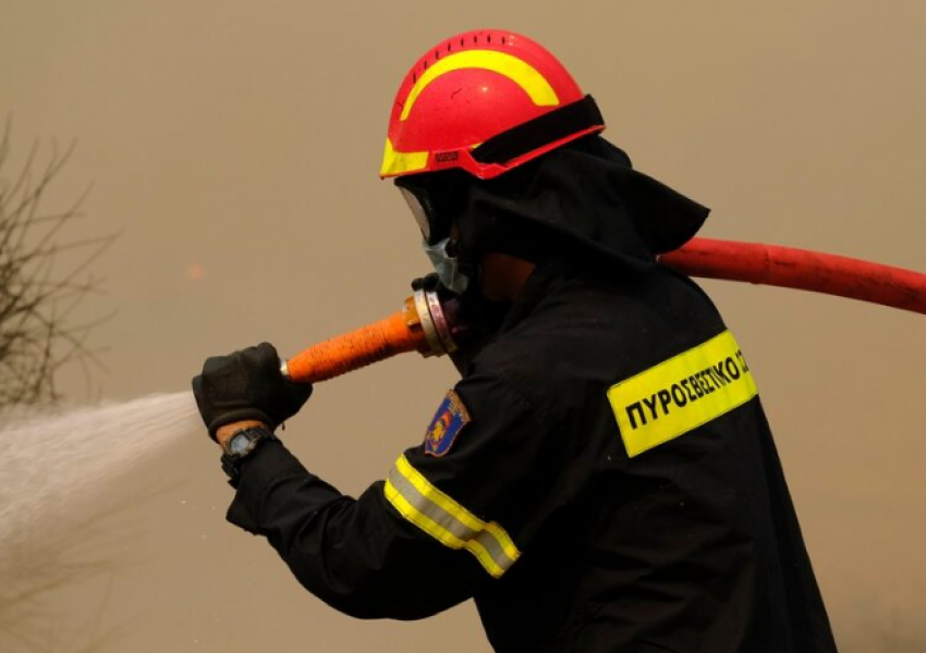 Greqi/ Zjarr i madh përfshin një zonë bujqësore të Messinis