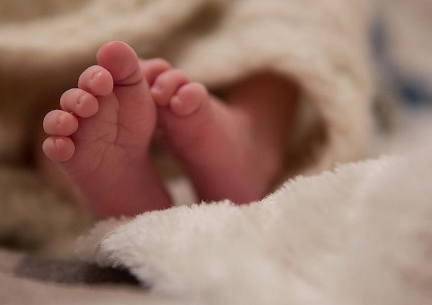 Ndërron jetë foshnja 5-muajshe në Greqi/ Arrestohen prindërit shqiptarë, e çuan në spital pa ndjenja