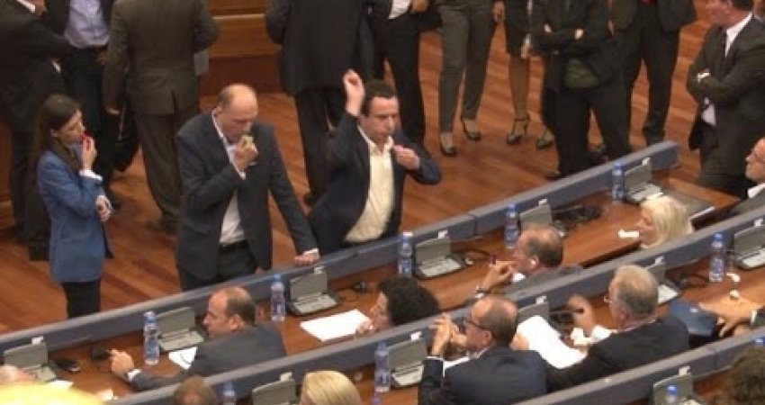 Suspendimi i policëve, Pacolli rikthen pamjet kur Kurti gjuante me vezë në Kuvend: Kjo është fytyra e dyfishtë e pushtetit