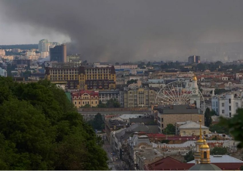 Rusia sulmon me raketa dhe dronë zonat e banuara të Kievit dhe maternitetin e Odesës, viktima në jug