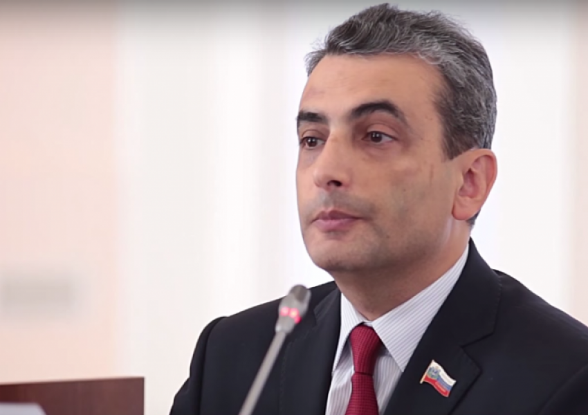 Rusi/ Bëri thirrje për armëpushim me Ukrainën, arrestohet një nga figurat kryesore të opozitës