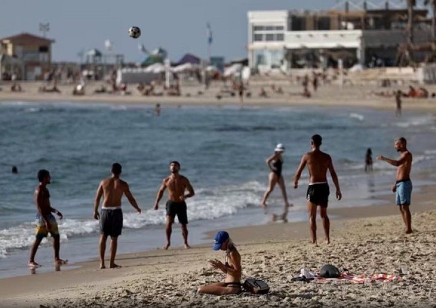 FOTO/ Natën sulmohen me raketa balistike, ditën shkojnë në plazh... Si është jetesa në Tel Aviv