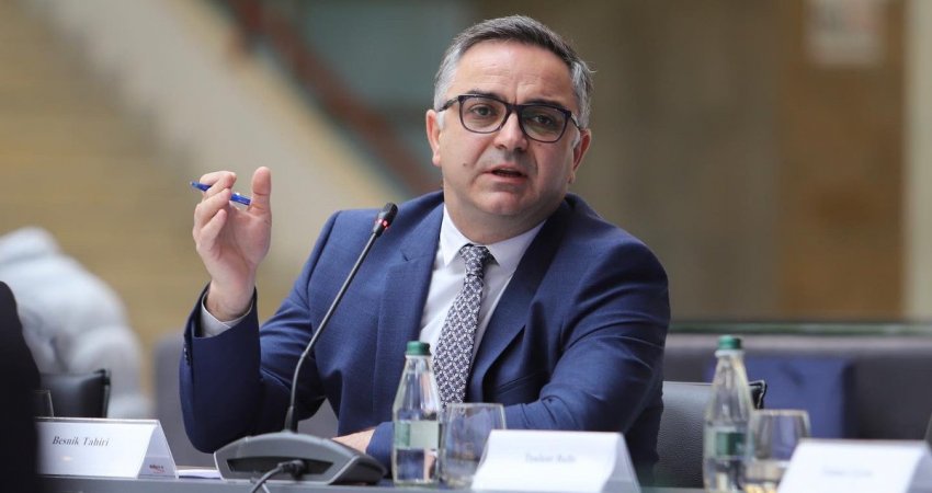 Besnik Tahiri reagon pas deklaratës së Trump: Koha me u kthjell Kosova