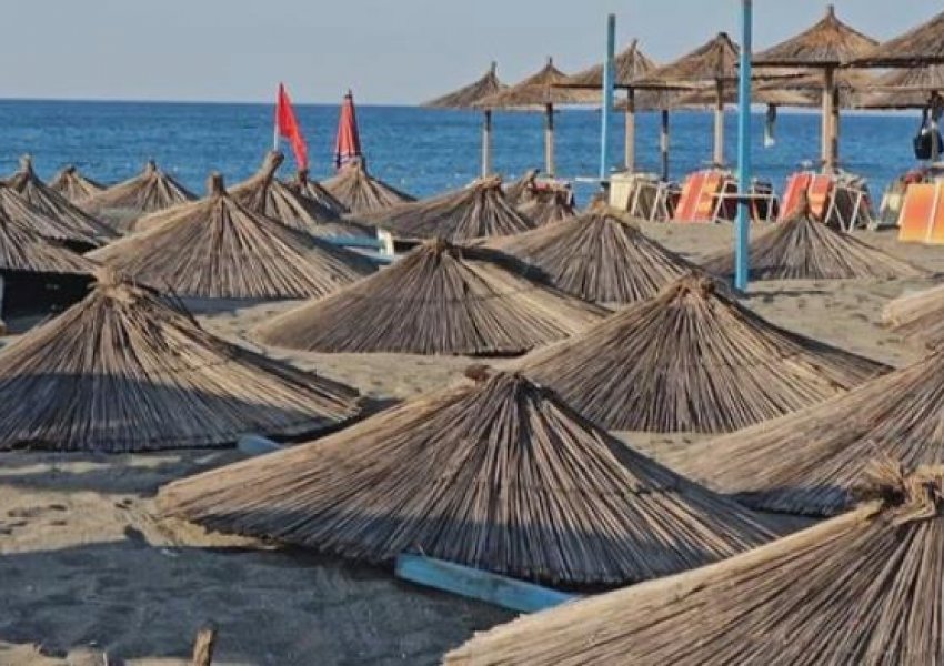 Lirohen hapësirat publike në Velipojë, sekuestrohen çadra e shezlongë