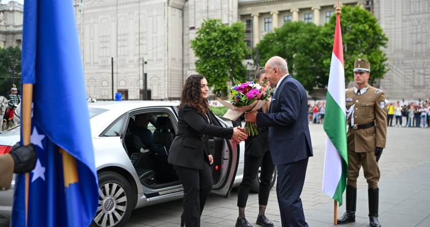 Presidentja Osmani pritet me nderime ushtarake në Budapest