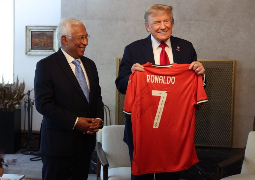Video/ Donald Trump merr fanellën e Ronaldos me mesazhin e veçantë