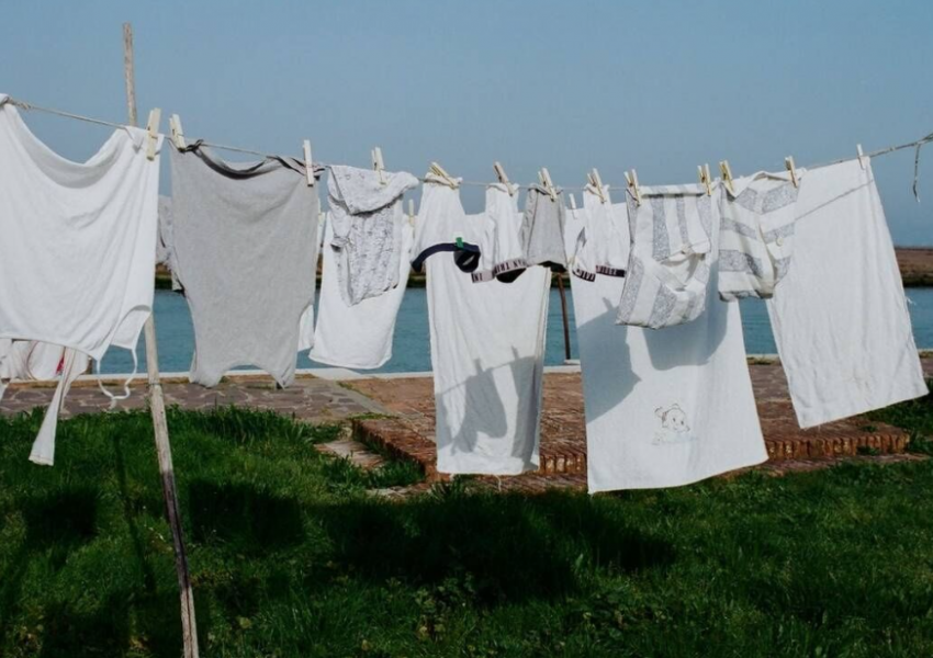 ‘Gabimi i madh’/ Ja pse nuk duhet t’i varni rrobat në ‘tel’ kur është vapë
