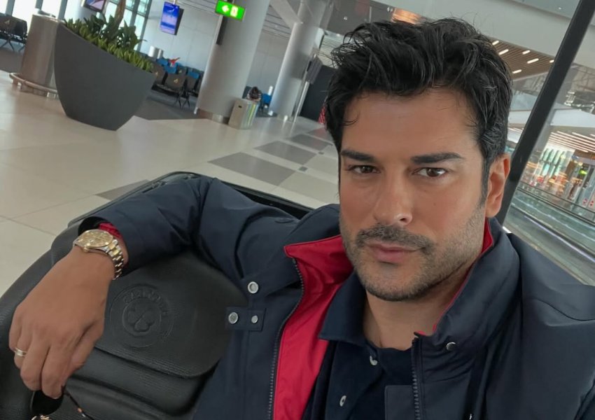 I shoqëruar nga partnerja, ylli i serialit turk 'Osmani' surprizon fansat shqiptar! Aktori zgjedh jugun e vendit për disa ditë pushimi 
