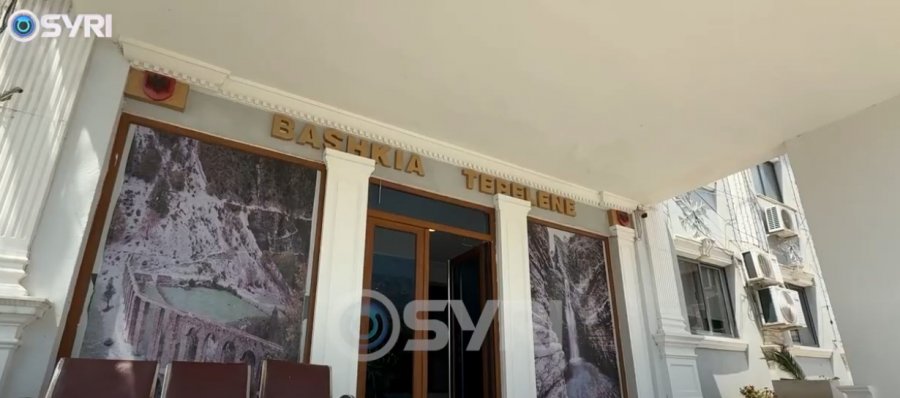 SYRI TV/ Banorët akuza kryeplakut të fshatit Hormovë, mbledhin firma për largimin e tij