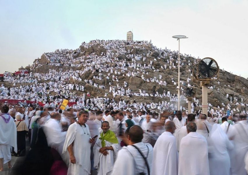 Mbi 10 000 pelegrinë mbetën të bllokuar në Arabinë Saudite, për shkak të pezullimit të fluturimeve në Iran