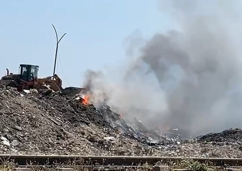 Pëfshihet sërish nga flakët fusha e mbetjeve në Vlorë, tymi mbulon të gjithë zonën