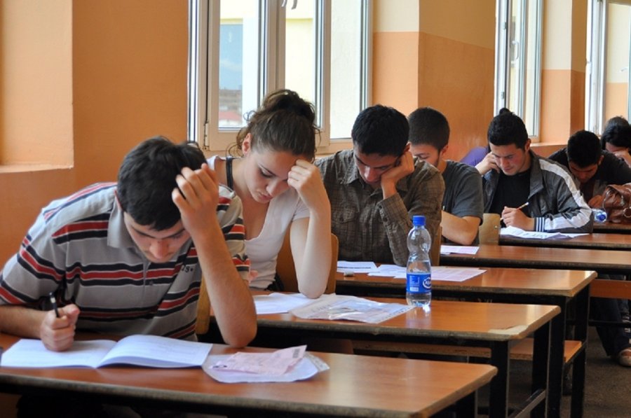 Sot provimi i parë i minimaturës, 28 mijë nxënës i nënshtrohen testimit në gjuhën shqipe