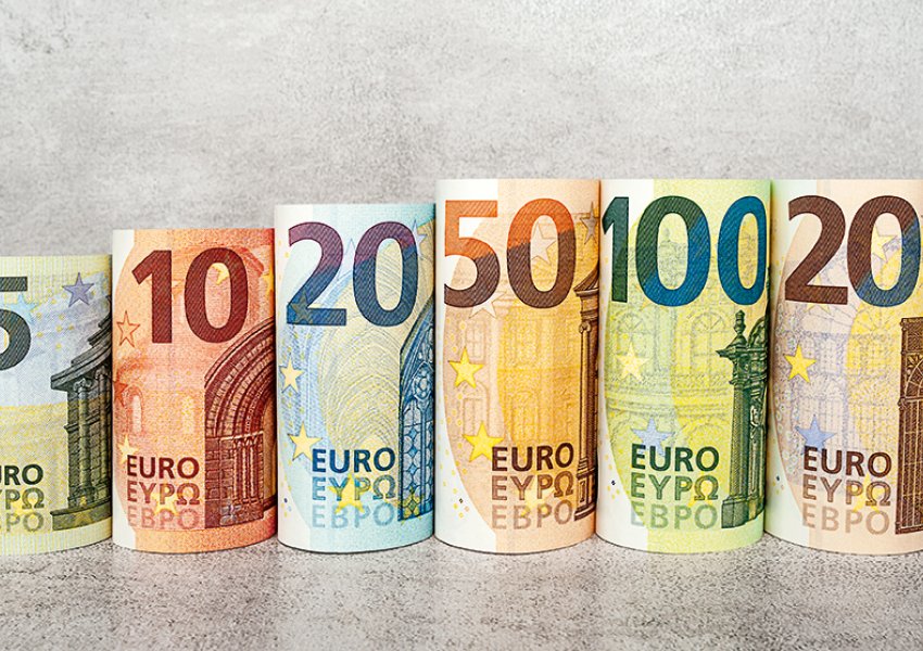 Euro bie në nivelin më të ulët historik: Këmbehet me vetëm 97.55 lekë, ndërhyrjet e Bankës së Shqipërisë nuk ndalin rënien 