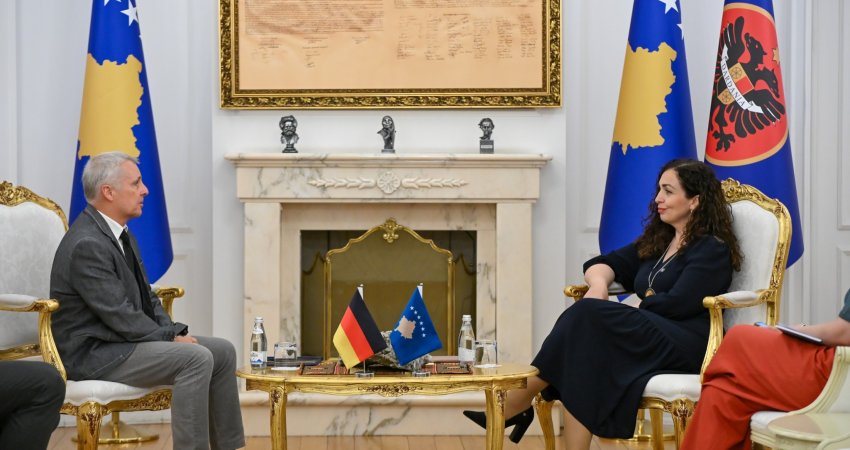 Osmani takohet me Rohden, flasin për implikimet e moskonstituimit të institucioneve në procese tjera për Kosovën