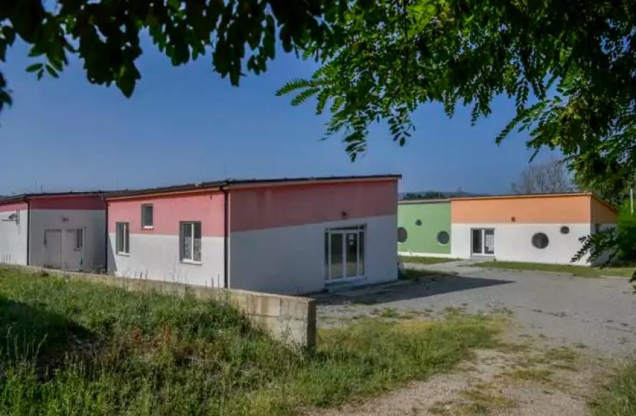 Vetëm 13 km nga Tirana/ Në letër është shkollë, në realitet s’ka asnjë nxënës