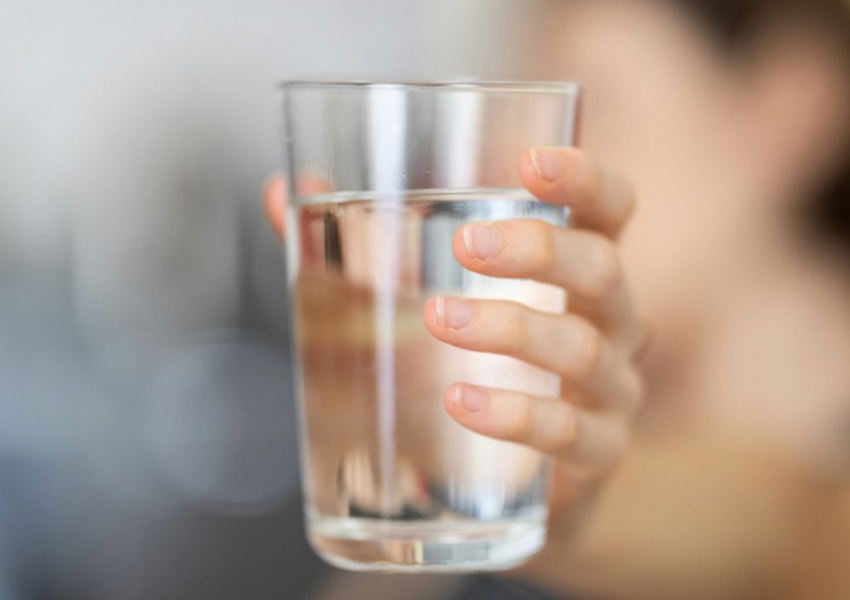 ‘Nuk është uji’, ja cila është pija që bën hidratimin më mirë për trupin