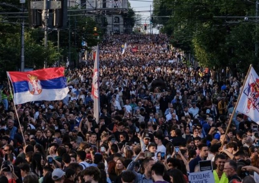 Studentët në Serbi paralajmërojnë mosbindje civile: Nëse nuk shpallen zgjedhjet…