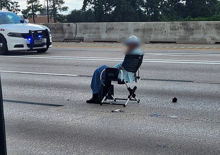 Gruaja e armatosur ulet me karrige në mes të autostradës, kaos në qytetin amerikan