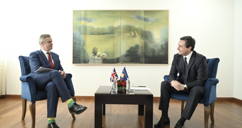 Kurti diskuton me ambasadorin britanik për konstituimin e Kuvendit, Procesin e Berlinit e arrestimin e policit Arbnor Spahiu