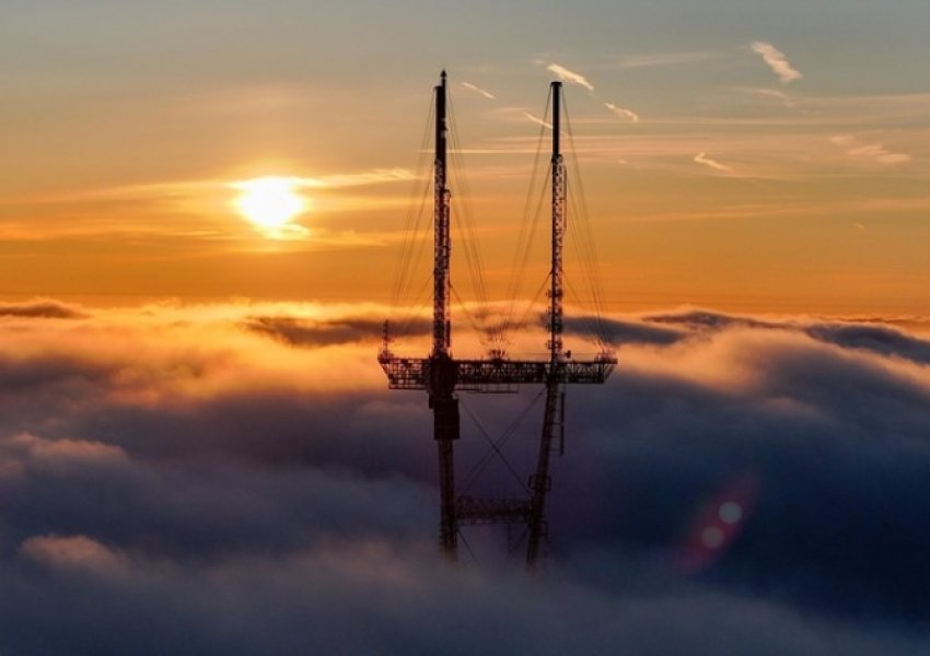 Mjegulla në San Francisco dhe Oqeanin Paqësor paraqet skena mbresëlënëse