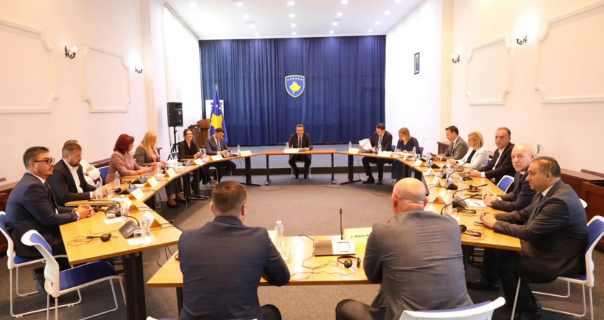 Ora kalon, takimi s’përfundon – Çfarë po diskutohet mes Kurtit dhe liderëve?