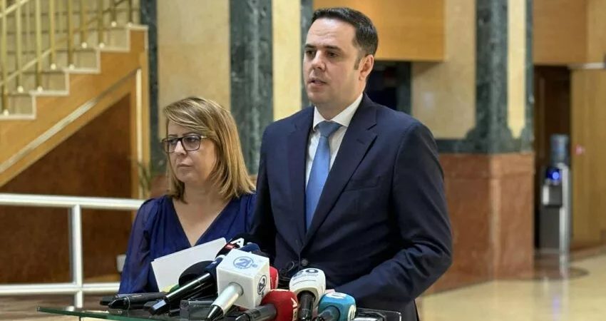 	“Farsë dhe humbje kohe” – Abdixhiku kritikon qëndrimin e Kurtit pas takimit