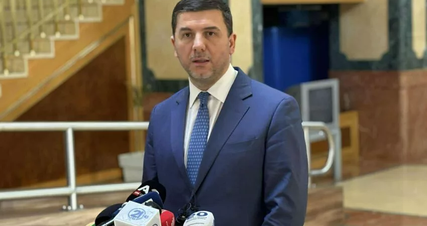 Sipas Krasniqit, Kurti nuk lëshon pe – bllokada mbetet