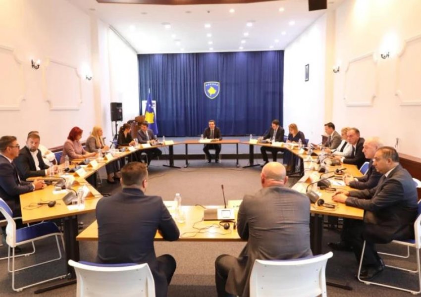 Kurti takon krerët e partive politike në kërkim të konsensusit për konstituim të Kuvendit