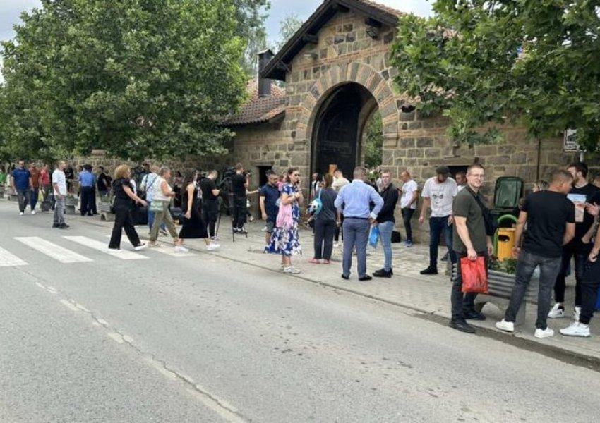 Serbët mblidhen në Manastirin e Graçanicës/ Policia blindon zonën