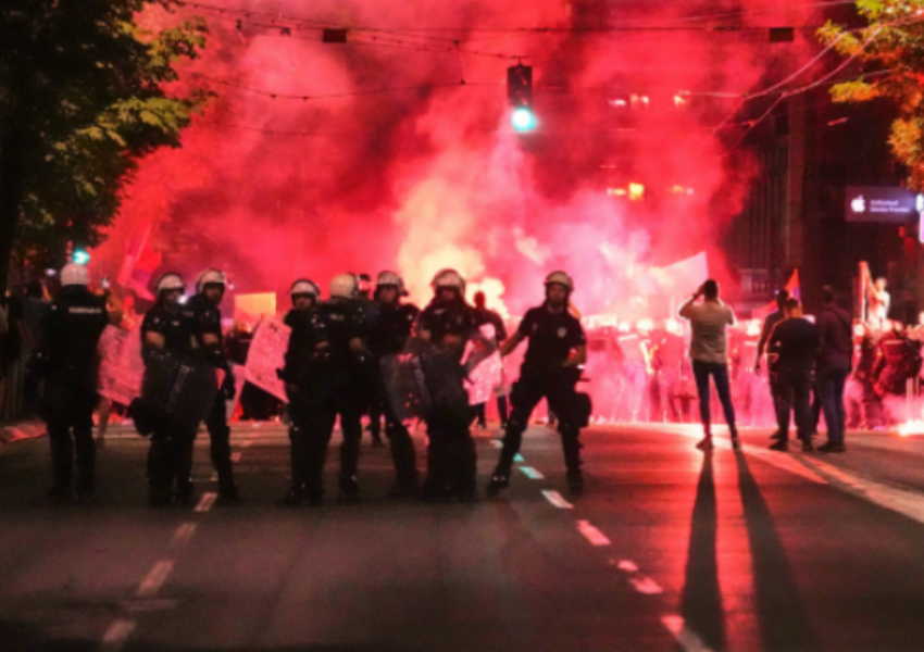 Demonstrata kundër Vuçiç, dhunë dhe të arrestuar/ Çfarë po ndodh në Beograd