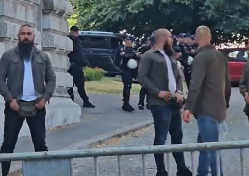 Të akuzuarit për sulmin në Banjskë shfaqen në Beograd – ruajnë Presidencën e Serbisë gjatë protestës masive