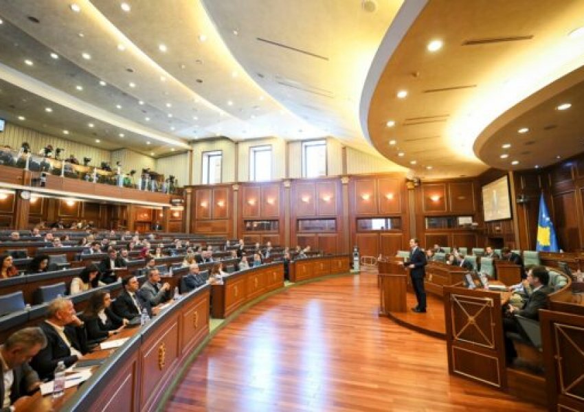 LDK, PDK dhe AAK qëndrojnë në sallë edhe pasi Dehari e ndërpreu seancën: Po e shkel Kushtetutën