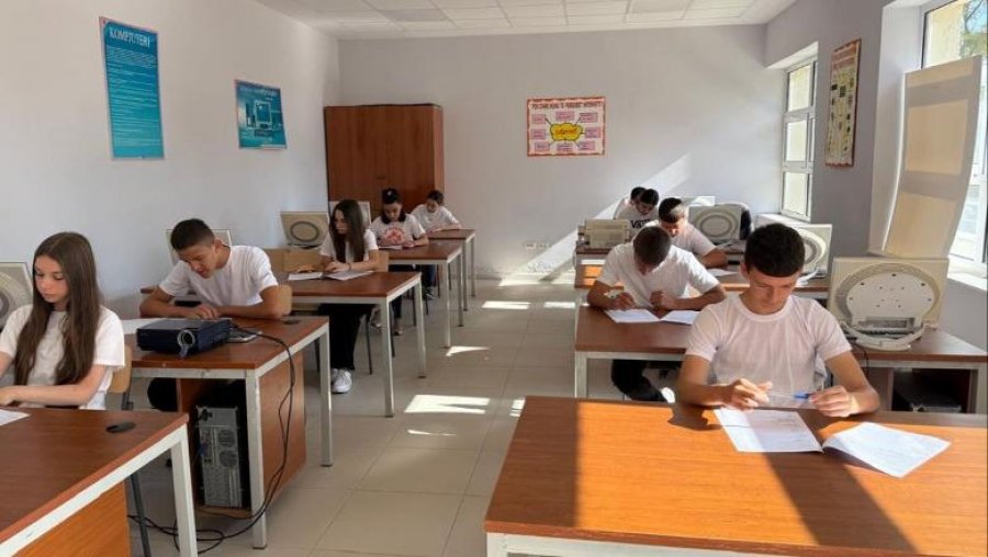 Minimatura/ 28 mijë nxënës testohen sot në Gjuhën e Huaj