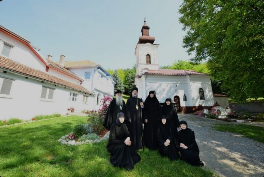 Braktisën klubet për qetësinë shpirtërore? Cili është obsesioni më i fundit i Gjeneratës Z për verën 2025?