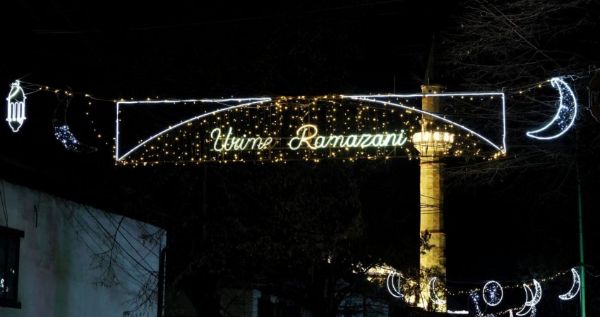 Një pjesë e vjetër e Prishtinës dekorohet për nderë të Ramazanit