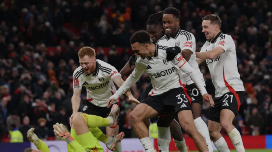 FA Cup/ Fulhami eliminon Man. United, Lindelof dhe Zirkzee gabojnë te peballtitë