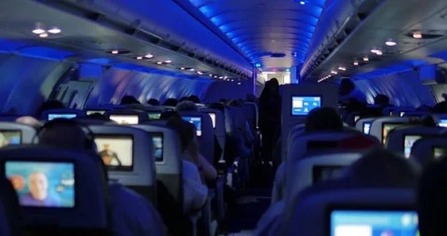 Pse nuk duhet t'i hiqni kurrë këpucët në avion 