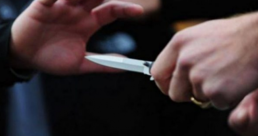 Dy persona theren me thikë në Prizren
