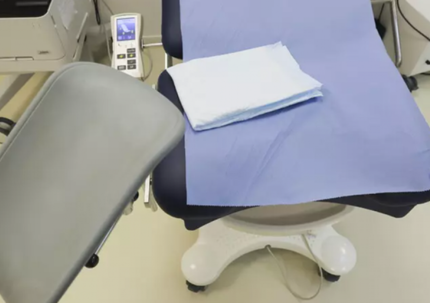 Skandali në Francë/ Gjinekologu akuzohet për përdhunimin e 100 pacienteve