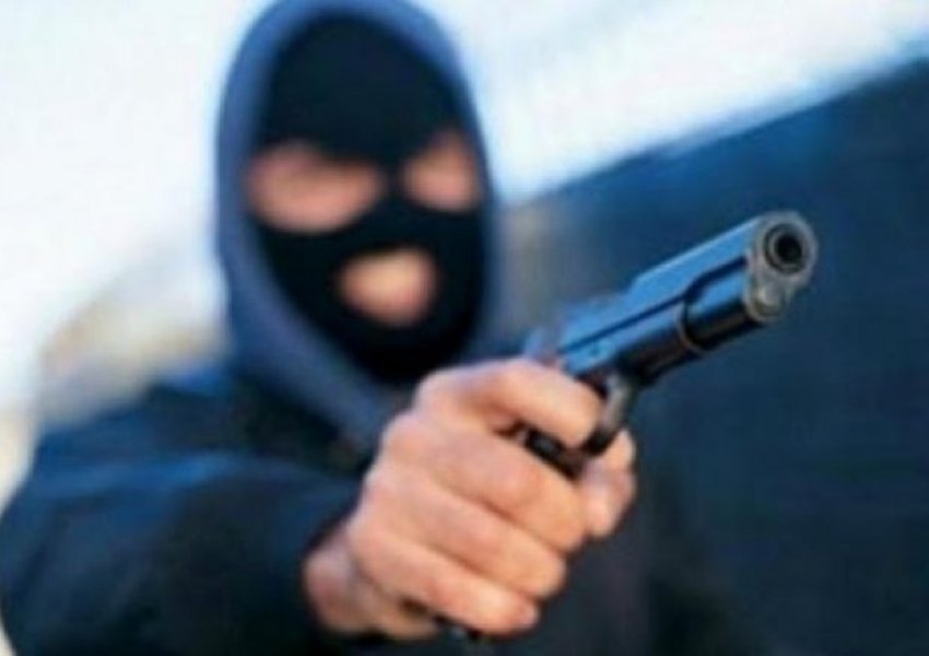 Grabitje e armatosur në një market në Ferizaj, të dyshuarit nën kërcënimin e armës vjedhin një mijë euro