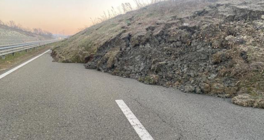 Rrëshqitje dheu, mbyllet për qarkullim një segment i autostradës “Ibrahim Rugova”