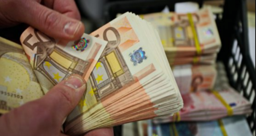 Një person në Prishtinë arrestohet pasi u kap me 15 mijë euro, dyshohet se e shmangu tatimin