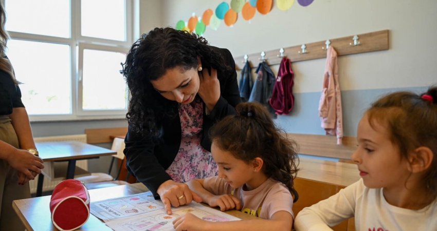 Osmani uron 7 Marsin: Mësuesit mbeten shtylla e shoqërisë dhe ata që formësojnë mendjet dhe zemrat e kombit