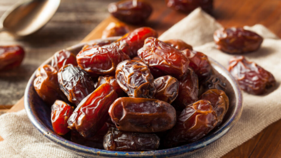 Çelja e iftarit me hurma, ja pse besimtarët myslimanë ndjekin këtë traditë